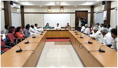 கோவை ஆட்சியருடன் விசைத்தறியாளர்கள் சங்கத்தினர் சந்திப்பு