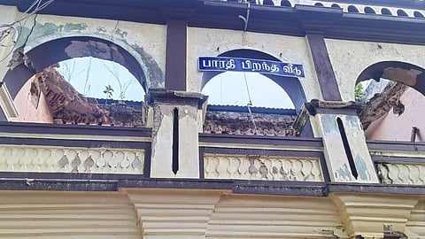 எட்டயபுரத்தில் உள்ள பாரதியார் பிறந்த இல்லத்தின் முன்பகுதியின் மேல்மாடியின் மேற்கூரை இடிந்து விழுந்தது.