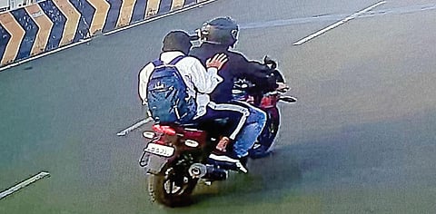 நகை பறித்துவிட்டு பைக்கில் தப்பிச் செல்லும் உத்தரப்பிரதேச கொள்ளையர்களின் சிசிடிவி காட்சி பதிவு.