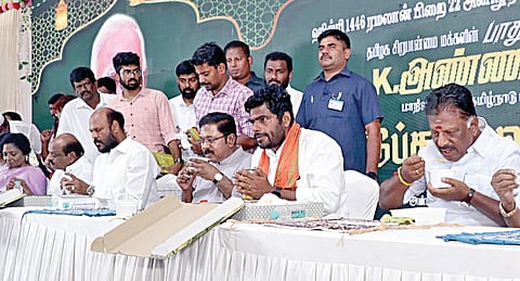 தமிழக பாஜக சார்பில் இஃப்தார் நோன்பு திறப்பு நிகழ்ச்சி நேற்று நடைபெற்றது. இதில், மாநில தலைவர் அண்ணாமலை, முன்னாள் ஆளுநர் தமிழிசை, முன்னாள் முதல்வர் ஓ.பன்னீர்செல்வம், பாமக செய்தித் தொடர்பாளர் கே.பாலு, தமாகா பொதுச்செயலாளர் முனவர் பாஷா, அமமுக பொதுச்செயலாளர் டிடிவி தினகரன், புதிய நீதி கட்சித் தலைவர் ஏ.சி.சண்முகம், ஐஜேகே தலைவர் ரவிபச்சமுத்து, உள்ளிட்டோர் பங்கேற்றனர்.படம்: ம.பிரபு