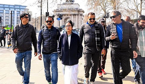 லண்டன் வீதியில் சேலையுடன் நடைபயிற்சி மேற்கொண்டார் மம்தா