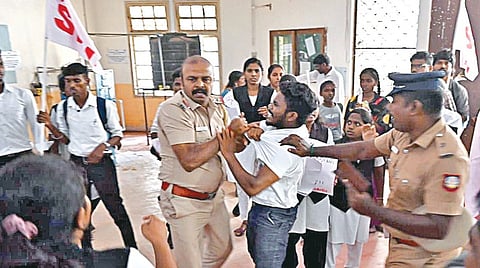 சென்னை தரமணியில் உள்ள டாக்டர் தர்மாம்பாள் அரசினர் மகளிர் பாலிடெக்னிக் கல்லூரியில் மாணவிகள் பாலியல் துன்புறுத்தலுக்கு ஆளாவதாக கூறி எஸ்.எப்.ஐ. மாணவர்கள் ஆர்ப்பாட்டத்தில் ஈடுபட்டனர். இதையடுத்து, மாணவர்களுக்கும் போலீஸாருக்கும் இடையே தள்ளுமுள்ளு ஏற்பட்டது.