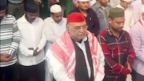 முஸ்லிம்களுடன் சமாஜ்வாதி எம்எல்ஏ ரவிதாஸ் தொழுகை: உ.பி அரசியலில் சர்ச்சை