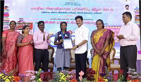 போட்டிகளில் வெற்றி பெற்ற அரசுப் பள்ளி மாணவ மாணவிகளுக்கு அமைச்சர் அன்பில் மகேஸ் பரிசுகளை வழங்கினார்.