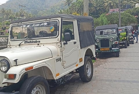 தேக்கடியில் சுற்றுலா பயணிகள் வருகை வெகுவாய் குறைந்துள்ளதால் இயக்கப்படாமல் சாலையோரம் நிறுத்தி வைக்கப்பட்டுள்ள ஜீப்கள். படம்: என்.கணேஷ்ராஜ்