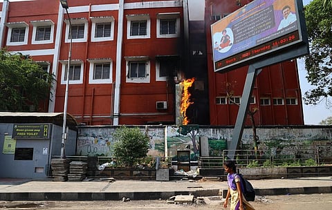 எழும்பூர் ரயில் நிலைய தொலைத்தொடர்பு அலுவலகத்தில் தீ விபத்து - கேபிள்கள் எரிந்து நாசம்