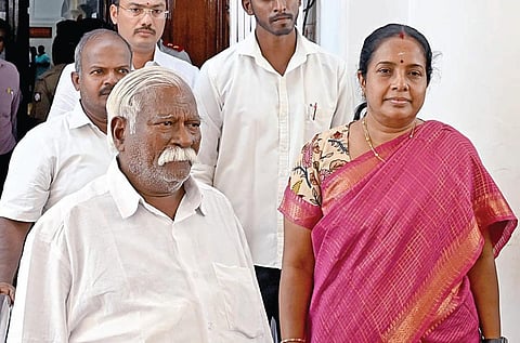 வக்பு சட்டத்திருத்த மசோதாவுக்கு எதிராக சட்டப்பேரவையில் கொண்டு
வரப்பட்ட தீர்மானத்துக்கு எதிர்ப்பு தெரிவித்து பாஜக எம்எல்ஏக்கள் வானதி சீனிவாசன் மற்றும் ஆர்.காந்தி வெளிநடப்பு செய்தனர். படம்: எஸ்.சத்தியசீலன்