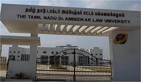 “கூடுதல் சட்டக் கல்லூரிகளை தொடங்கினால் வழக்கறிஞர்களின் தொழில் வாய்ப்பு பாதிக்கும்” - பேரவையில் அமைச்சர் தகவல்