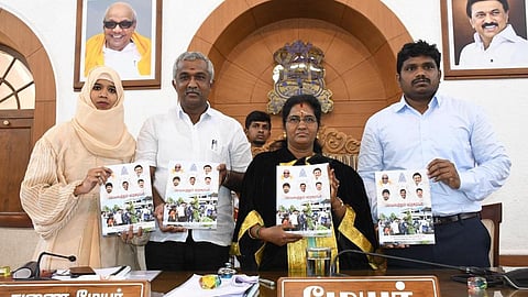 கோவை மாநகராட்சி பிரதான அலுவலகத்தில் நடந்த பட்ஜெட் கூட்டத்தில், பட்ஜெட் அறிக்கையை வெளியிட்ட மேயர் கா.ரங்கநாயகி. அருகில், ஆணையர் மா.சிவகுரு பிரபாகரன், துணை மேயர் ரா.வெற்றிச்செல்வன், நிதிக்குழு தலைவர் முபசீரா. படம்: ஜெ.மனோகரன்