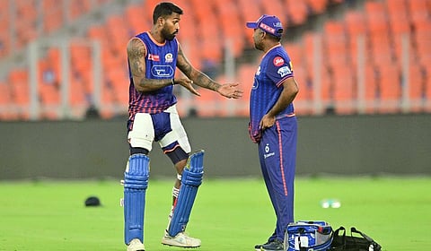 குஜராத் டைட்டன்ஸுடன் இன்று பலப்பரீட்சை: பாண்டியாவின் வருகை மும்பைக்கு பலம் சேர்க்குமா?