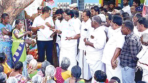 கிராமசபை கூட்டம் என அழைத்து வந்து ஆர்ப்பாட்டம் நடத்துவது ஏன்? - அமைச்சரிடம் கேள்வி எழுப்பிய பாஜக பெண் நிர்வாகி