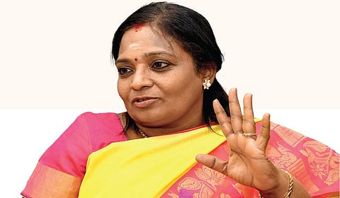 “அக்காவிடம் 1000 ரூபாயைக் கொடுத்துவிட்டு டாஸ்மாக்கில் அண்ணனிடம் அதை பறித்து விடுகிறார்கள்!” - தடதடக்கும் தமிழிசை நேர்காணல்