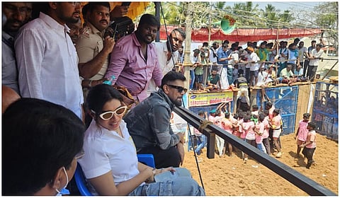 நத்தமாடிப்பட்டி ஜல்லிக்கட்டு: வீரர்களை உற்சாகப்படுத்திய நடிகர்கள் விக்ரம், துஷாரா