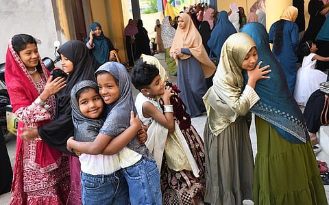 ரம்ஜான் பண்டிகையை முன்னிட்டு கோவை கரும்பு கடை இஸ்லாமிய பள்ளி மைதானத்தில் சிறப்புத் தொழுகையில் ஈடுபட்ட இஸ்லாமியர்கள் | படங்கள்: ஜெ.மனோகரன்