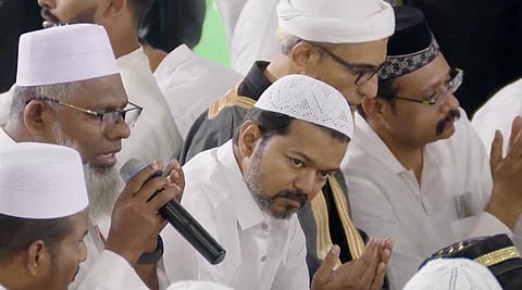 தமிழக வெற்றிக் கழகம் சார்பில் சென்னை ராயப்பேட்டை ஒய்எம்சிஏ அரங்கில் மார்ச் 7 நடந்த இஃப்தார் நோன்பு திறக்கும் நிகழ்ச்சியில் கலந்து கொண்ட அக்கட்சியின் தலைவர் விஜய்.