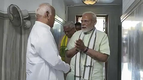 ஆர்எஸ்எஸ் தலைமையகத்தில் அதன் தலைவர் மோகன் பாகவத்தை சந்தித்த பிரதமர் நரேந்திர மோடி.