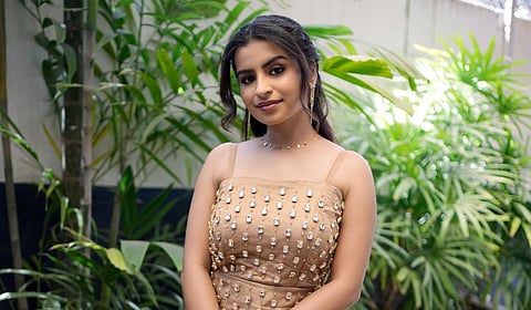 சிவாங்கியின் நிகழ்ச்சித் தொகுப்பாளர் அவதாரம்!