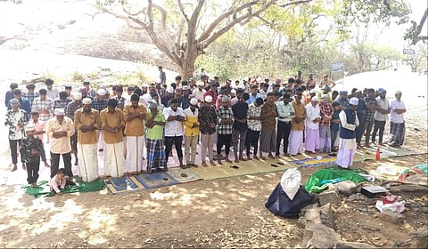 ரம்ஜான் பண்டிகையையொட்டி திருப்பரங்குன்றம் மலையில் சிறப்புத் தொழுகையில் ஈடுபட்ட இஸ்லாமியர்கள்