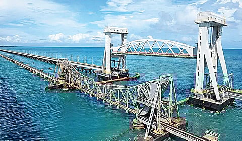 பாம்பன் பழைய ரயில் பாலம் மற்றும் புதிய ரயில் பாலம். (கோப்பு படம்)