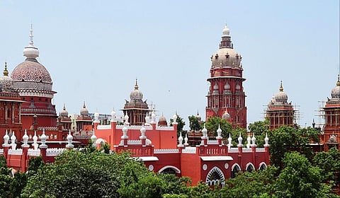 இலங்கை தம்பதிக்கு பிறந்த இந்திய பெண்ணுக்கு குடியுரிமை கோரும் விண்ணப்பத்தை பரிசீலிக்க ஐகோர்ட் உத்தரவு