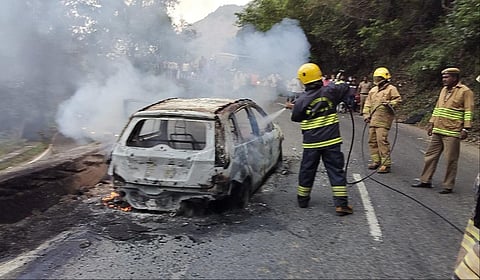 குன்னூர் சாலையில் காரில் பற்றி எரிந்த தீயை தீயணைப்புத் துறையினர் அணைத்தனர்