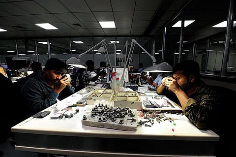 ஊதிய உயர்வு கோரிக்கைகளை வலியுறுத்தி குஜராத் வைர தொழிலாளர்கள் பேரணி