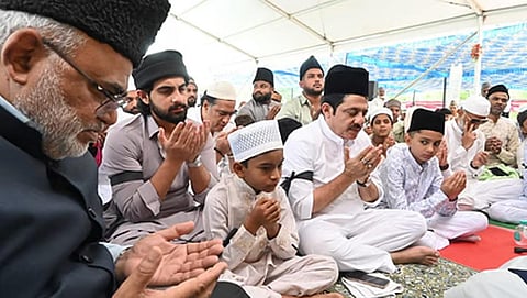 வக்பு மசோதாவுக்கு எதிர்ப்பு தெரிவித்து கர்நாடக அமைச்சர்கள் கறுப்பு பட்டையுடன் தொழுகை