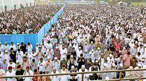 ரம்ஜான் பண்டிகையை ஒட்டி சென்னை ராயப்பேட்டை ஒய்எம்சிஏ மைதானத்தில் சிறப்பு தொழுகை நேற்று நடைபெற்றது. இதில் ஏராளமானோர் கலந்து கொண்டனர். | படம்: ம.பிரபு |