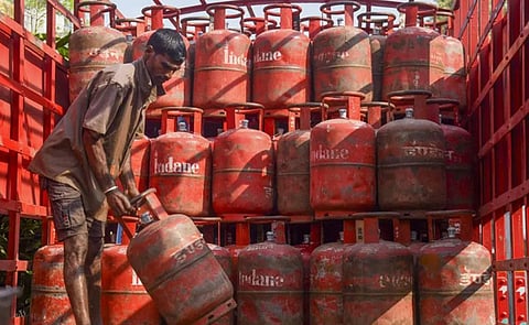 வணிக பயன்பாட்டுக்கான சமையல் காஸ் சிலிண்டர் விலை குறைந்தது