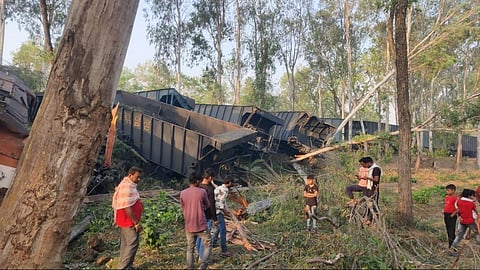 என்டிபிசி சரக்கு ரயில்கள் மோதல்: 2 ஓட்டுநர் உயிரிழப்பு