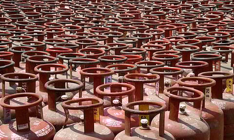 வர்த்தக பயன்பாட்டுக்கான சிலிண்டர் விலை குறைப்பு