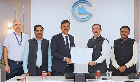 2ம் கட்ட மெட்ரோ ரயில் திட்டத்தில் இயக்கம் மற்றும் பராமரிப்பு பணிகளுக்கான ஏற்பு கடிதத்தை டெல்லி மெட்ரோ ரயில் நிறுவனத்துக்கு சென்னை மெட்ரோ ரயில் நிறுவனம் வழங்கியது