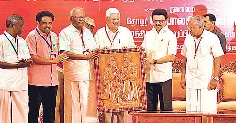 காரல் மார்க்ஸுக்கு சென்னையில் சிலை வைக்கப்படும் என்று அறிவித்த முதல்வர் மு.க.ஸ்டாலினுக்கு மதுரையில் நேற்று நடைபெற்ற மார்க்சிஸ்ட் தேசிய மாநாட்டில் நினைவுப் பரிசு வழங்கிய கட்சியின் தேசிய ஒருங்கிணைப்பாளர் பிரகாஷ் காரத். உடன், கேரள மாநில முதல்வர் பினராயி விஜயன் உள்ளிட்டோர். படம்: எஸ்.கிருஷ்ணமூர்த்தி