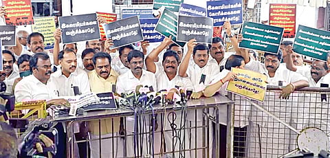 வக்பு வாரிய திருத்த சட்டத்தை கண்டித்து, சட்டப்பேரவை வளாகத்தில் திமுக எம்எல்ஏக்கள் பதாகை ஏந்தி கோஷம் எழுப்பினர். படம்: ம.பிரபு