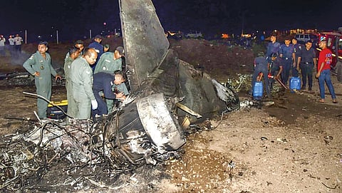 குஜராத்தின் ஜாம்நகர் அருகே விமானப்படைக்கு சொந்தமான ஜாக்குவார் ரக போர் விமானம் பயிற்சியின்போது கீழே விழுந்து நொறுங்கியது. இந்த விபத்தில் ஒரு பைலட் உயிரிழந்தார், மற்றொரு பைலட் உயிர் தப்பினார். படம்:பிடிஐ