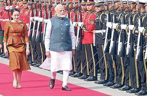 தாய்லாந்து சென்றடைந்த பிரதமர் மோடிக்கு அந்நாட்டு பாரம்பரிய முறைப்படி அளிக்கப்பட்ட சிறப்பான வரவேற்பில் தாய்லாந்து பிரதமர் பெடோங்டார்ன் ஷினவத்ராவும் கலந்து கொண்டார். படம்: பிடிஐ