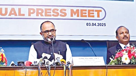 செய்தியாளர் சந்திப்பில் பங்கேற்ற சென்னை துறைமுகம் ஆணையம் மற்றும் காமராஜர் துறைமுகத் தலைவர் சுனில் பாலிவால். அருகில் சென்னை துறைமுகம் ஆணையத்தில் துணைத் தலைவர் எஸ்.விஸ்வநாதன், காமராஜர் துறைமுக நிறுவனத்தின் மேலாண்மை இயக்குநர் ஜே.பி.ஐரீன் சிந்தியா, சென்னைப் பத்திரிகை தகவல் அலுவலக இயக்குநர் பி.அருண்குமார்.