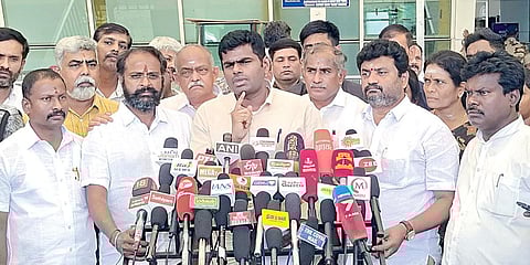 கோவை விமான நிலையத்தில் நேற்று செய்தியாளர்களுக்குப் பேட்டியளித்த பாஜக மாநிலத் தலைவர் அண்ணாமலை.