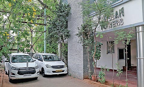 சட்டவிரோத பணப்பரிவர்த்தனை குற்றச்சாட்டையடுத்து அமலாக்கத் துறை சோதனை நடத்திய சென்னை கோகுலம் நிதி நிறுவனம்.