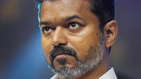 குஜராத் மீனவர்களுக்கு பாதுகாப்பாக இருக்கும் மத்திய அரசு, தமிழக மீனவர்களை கைவிடுவது ஏன்? - விஜய் கேள்வி