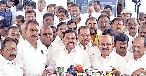 எதிர்க்கட்சி தலைவர் பழனிசாமி உள்ளிட்ட அதிமுக எம்எல்ஏக்கள் பேரவையில் இருந்து நேற்று வெளிநடப்பு செய்த பின், செய்தியாளர்களை சந்தித்தனர்.படம்: எஸ்.சத்தியசீலன்