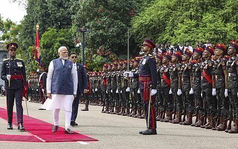பிரதமர் மோடிக்கு இலங்கையில் சம்பிரதாய அணிவகுப்பு மரியாதையுடன் வரவேற்பு!
