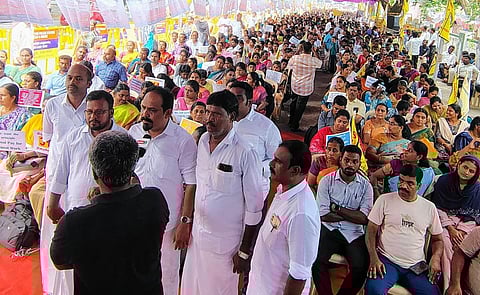 சம வேலைக்கு சம ஊதியம் கோரி சென்னையில் இடைநிலை ஆசிரியர்கள் போராட்டம்