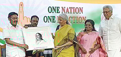 எஸ்.ஆர்.எம் அறிவியல் மற்றும் தொழில்நுட்ப நிறுவனத்தின் நிறுவனர் மற்றும் தலைவர் பாரிவேந்தர் மத்திய அமைச்சர் நிர்மலா சீதாராமனுக்கு நினைவு பரிசு வழங்கினார்.