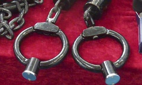 சென்னை: வடமாநில தொழிலாளர்களை தாக்கி பணம், செல்போன் திருடிய தம்பதி கைது