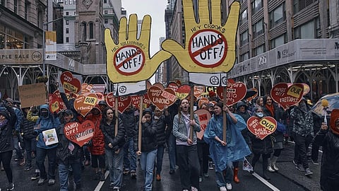 ட்ரம்புக்கு எதிராக அமெரிக்க வீதிகளில் ஆயிரக்கணக்கானோர் திரண்டு போராட்டம்