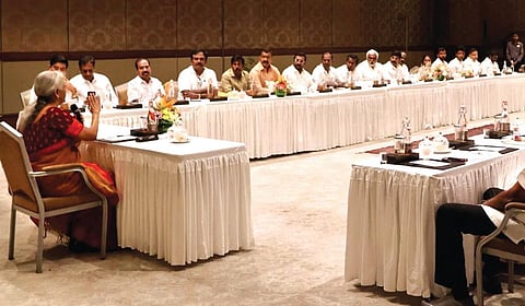 சென்னையில் தமிழக பாஜக நிர்வாகிகளுடன் நேற்று ஆலோசனை நடத்திய மத்திய நிதியமைச்சர் நிர்மலா சீதாராமன்.