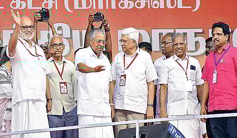 மதுரையில் நடந்த அகில இந்திய மார்க்சிஸ்ட் கம்யூனிஸ்ட் கட்சியின் மாநாட்டுப் பொதுக்கூட்டத்தில் பங்கேற்ற மூத்த தலைவர் பிரகாஷ் காரத், கேரள முதல்வர் பினராயி விஜயன் மற்றும் தேசிய பொதுச் செயலாளராக தேர்வு செய்யப்பட்ட எம்.ஏ. பேபி உள்ளிட்டோர். | படம்: எஸ்.கிருஷ்ணமூர்த்தி |