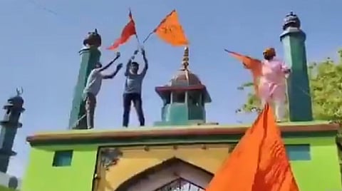 உ.பி.யில் ராமநவமி ஊர்வலத்தின்போது தர்காவில் காவிக் கொடி ஏற்றிய இந்து அமைப்பினர்!