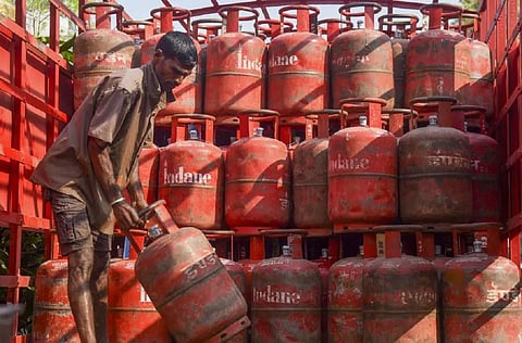 சமையல் எரிவாயு சிலிண்டர் விலை ரூ.50 அதிகரிப்பு; பெட்ரோல், டீசல் விலையில் மாற்றம் இல்லை!